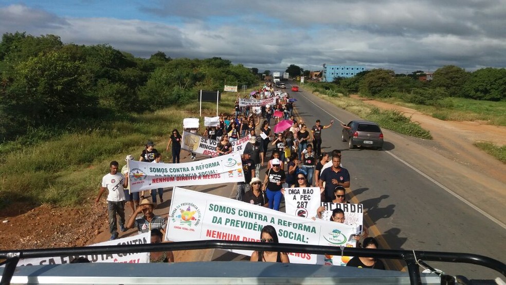 Professores protestam na BR-251, em Francisco de Sá (MG) (Foto: Denilson Rodrigues/ Arquivo Pessoal)
