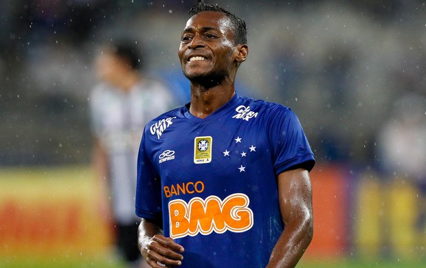 Com chute de primeira, cruzeirense vence disputa de gol mais bonito