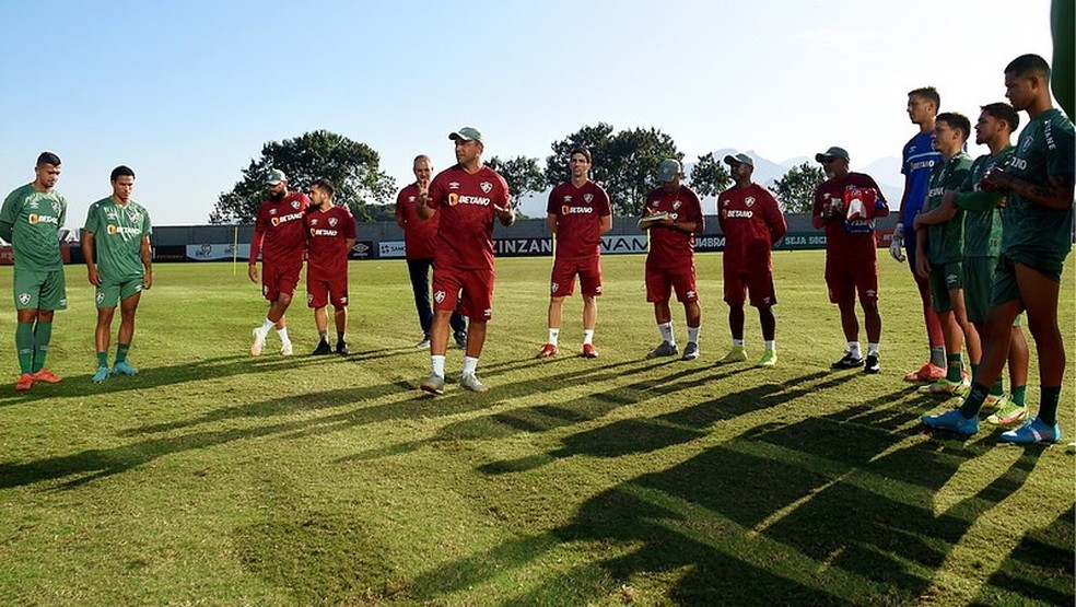 Cadu Antunes com o elenco sub-23 do Fluminense — Foto: Mailson Santana / Fluminense FC