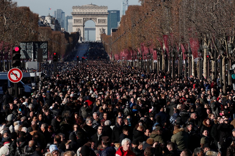 O cortejo fúnebre de Hallyday percorreu a famosa avenida Champs Elysees, do Arco do Triunfo até a Praça da Concórdia (Foto: Benoit Tessier/Reuters)