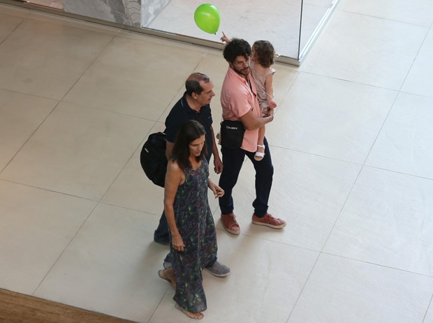 José Loreto leva Bella para passeio no shopping (Foto: Edson Aipim / AgNews)