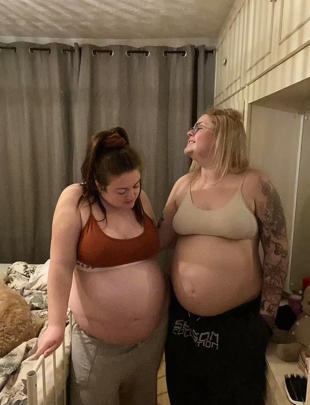 Becky e Georgia grávidas (Foto: Reprodução Facebook)