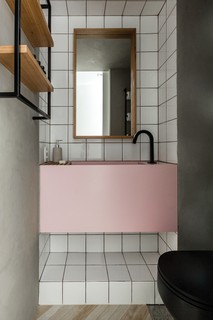Para o lavabo, bastante estreito, foi criada uma cuba com chapa metálica e pintura automotiva na cor rosa-claro. Projeto do escritório PKB Arquitetura