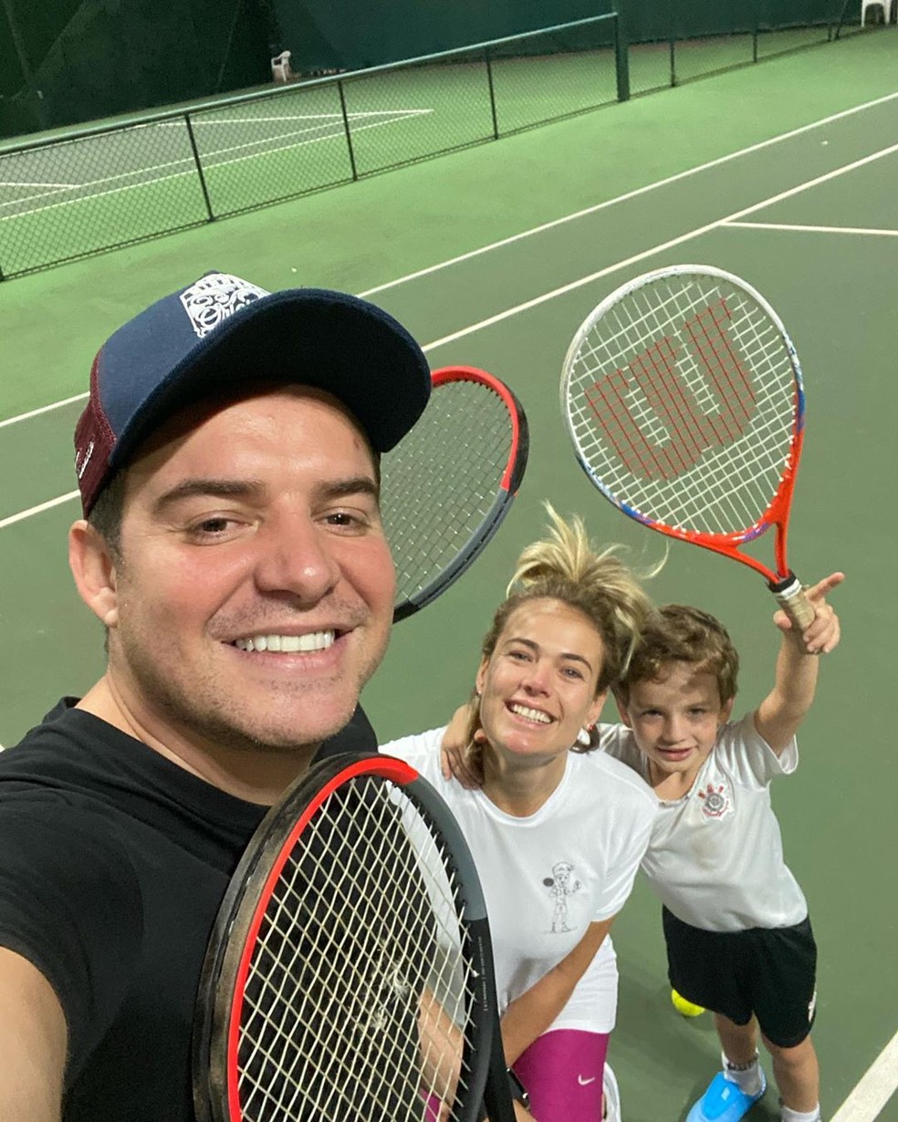 Belluti com a família na quadra de tênis — Foto: Reprodução/Instagram