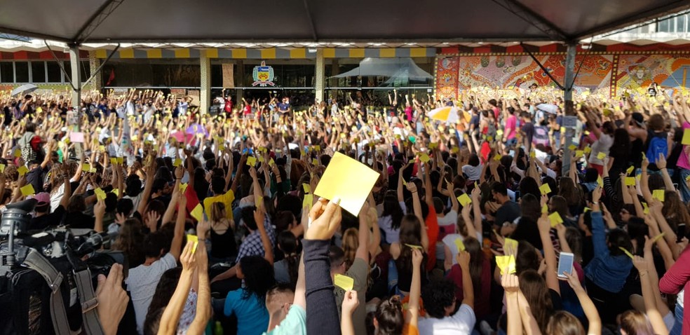 Estudantes da UFSC votam por greve em assembleia na tarde desta terÃ§a-feira (10) â€” Foto: Jean Raupp/NSC TV