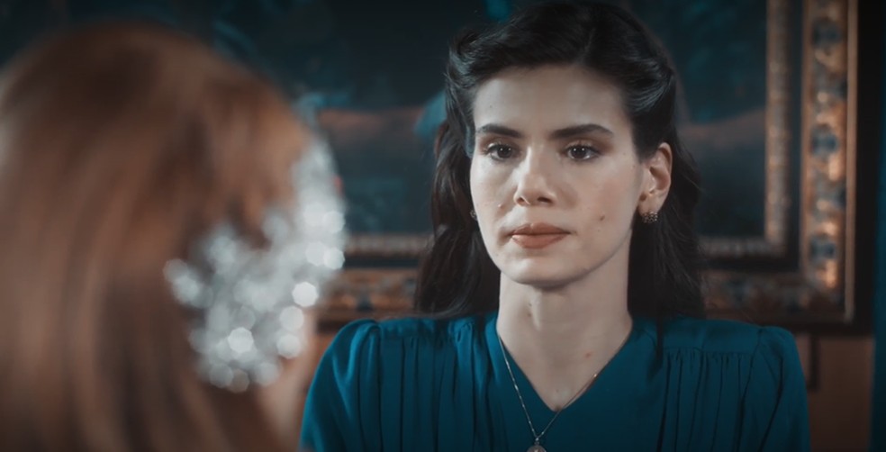 Em Amor Perfeito, Marê (Camila Queiroz) não tolera ver Gilda (Mariana Ximenes) usando o colar que foi de sua mãe — Foto: TV Globo