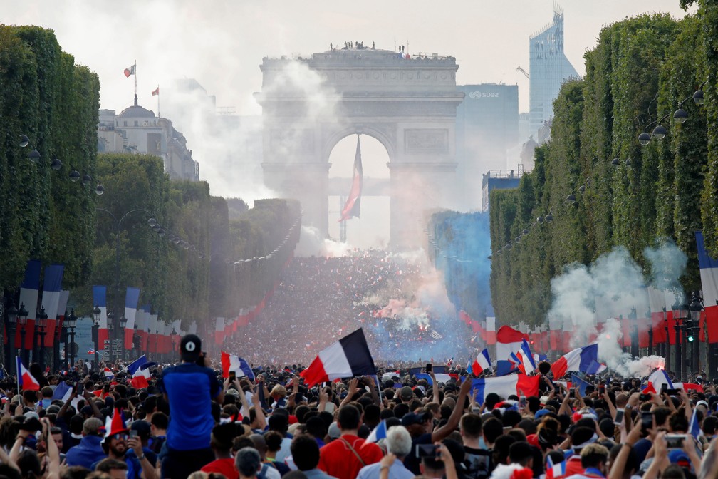 Torcedores da FranÃ§a comemoram em Paris (Foto: Reuters)