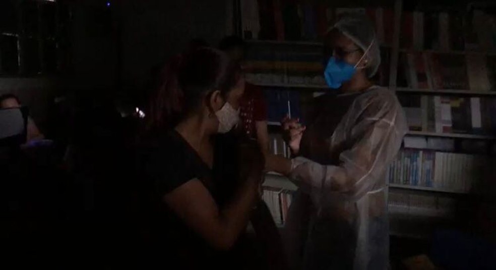 Após queda de energia, moradores de Porto Velho são vacinados no escuro contra Covid-19  — Foto: Fecomércio/Reprodução