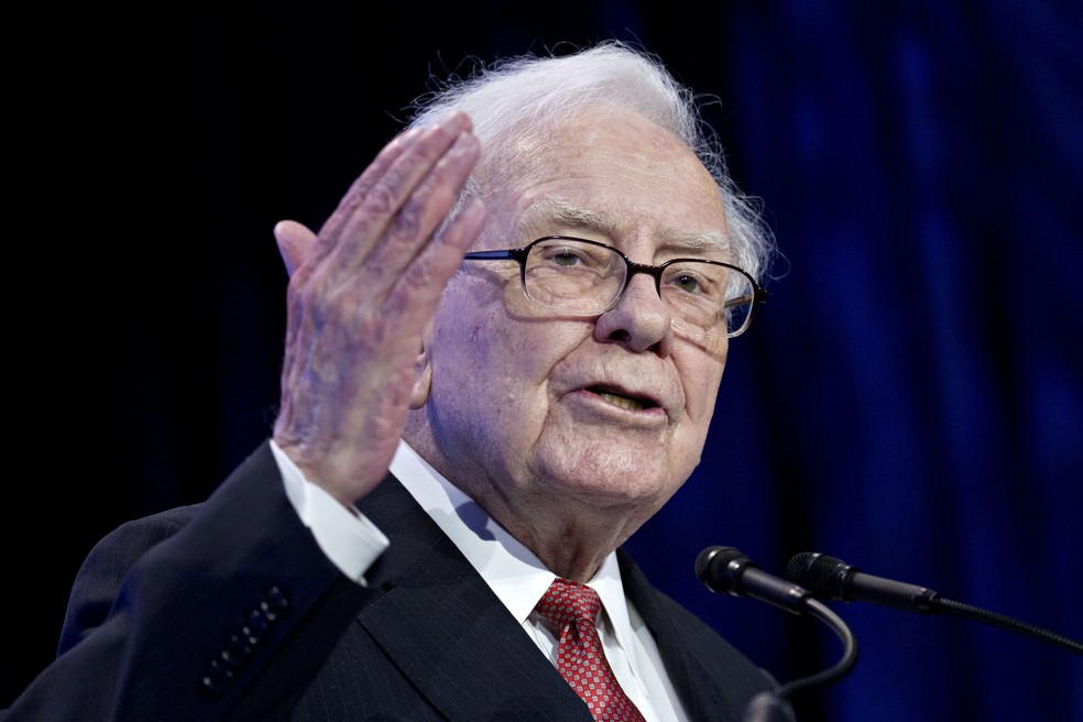 Warren Buffett, presidente e CEO da Berkshire Hathaway, volta às compras Bloomberg — Foto:         
