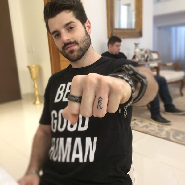 Alianca normal com coracao de tatuagem Alok Substitui Alianca Por Tatuagem Em Homenagem A Romana Novais Minha Eterna Princesa Famosos Gshow