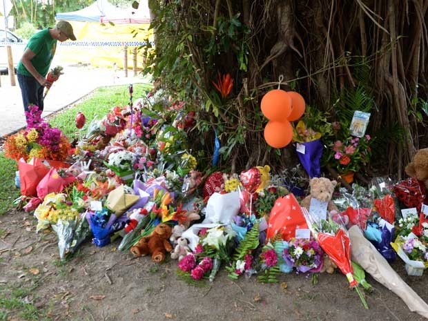 Australianos deixam flores perto da casa onde 8 crianças foram mortas. (Foto: Peter Parks / AFP Photo)
