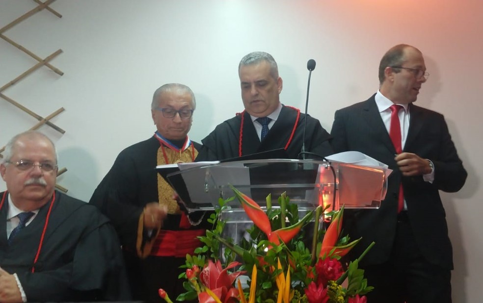 Alfredo Gaspar de Mendonça assinou o termo de posse após o juramento na solenidade no bairro do Jaraguá, em Maceió — Foto: Matheus Tenório/G1