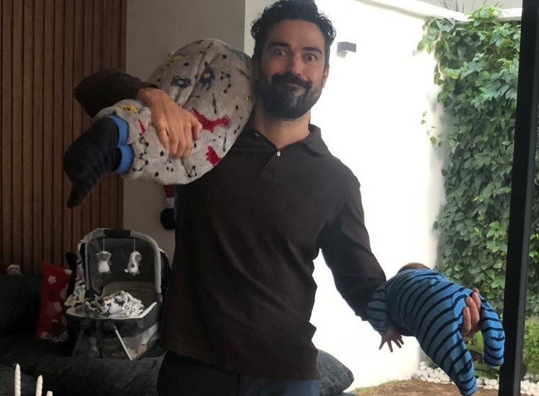 Alfonso Herrera com os filhos Daniel e Nico (Foto: Reprodução/Instagram)