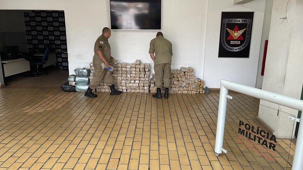 Polícia encontra drogas em caminhão abandonado na Grande BH  — Foto: Polícia Militar 