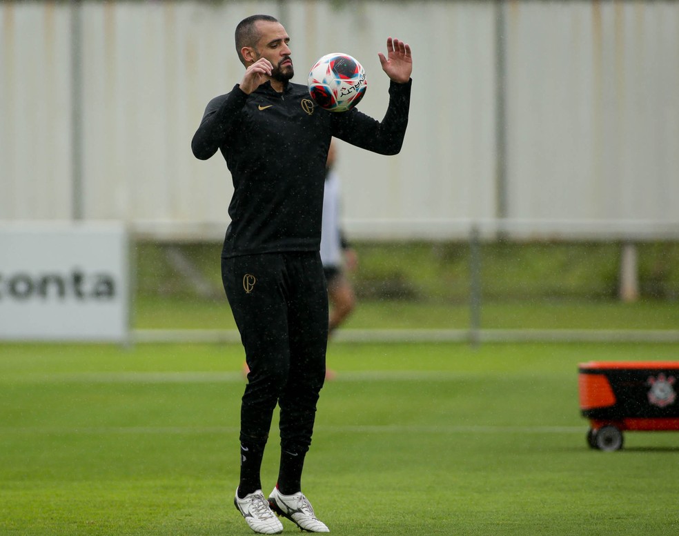 Corinthians treina com o retorno de Renato Augusto