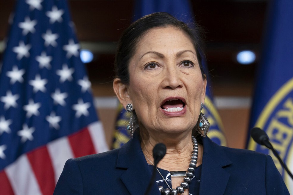 Deb Haaland, nomeada para ocupar a Secretaria do Interior dos EUA, em foto de 5 de março — Foto: J. Scott Applewhite/Arquivo/AP Photo
