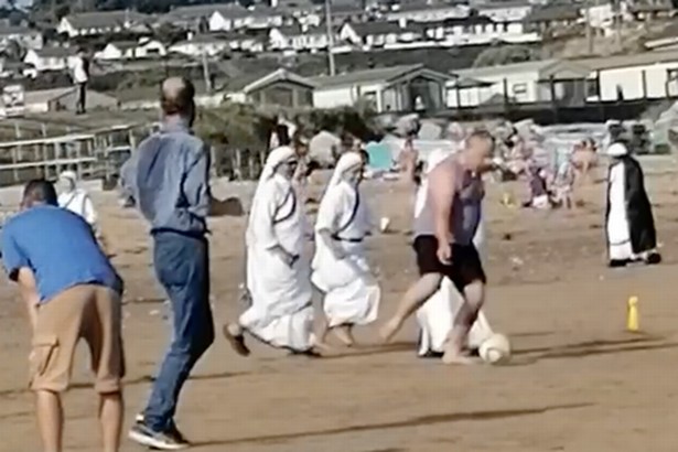 Na Irlanda, grupo de freiras é flagrado jogando futebol na praia e vídeo viraliza (Foto: reprodução/instagram)