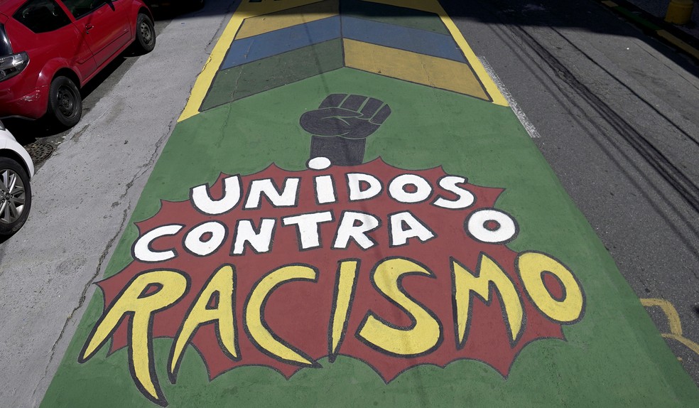 Luta contra o racismo no asfalto da Rua Pereira Nunes, em Vila Isabel, Zona Norte do RJ — Foto: Marcos Serra Lima/g1