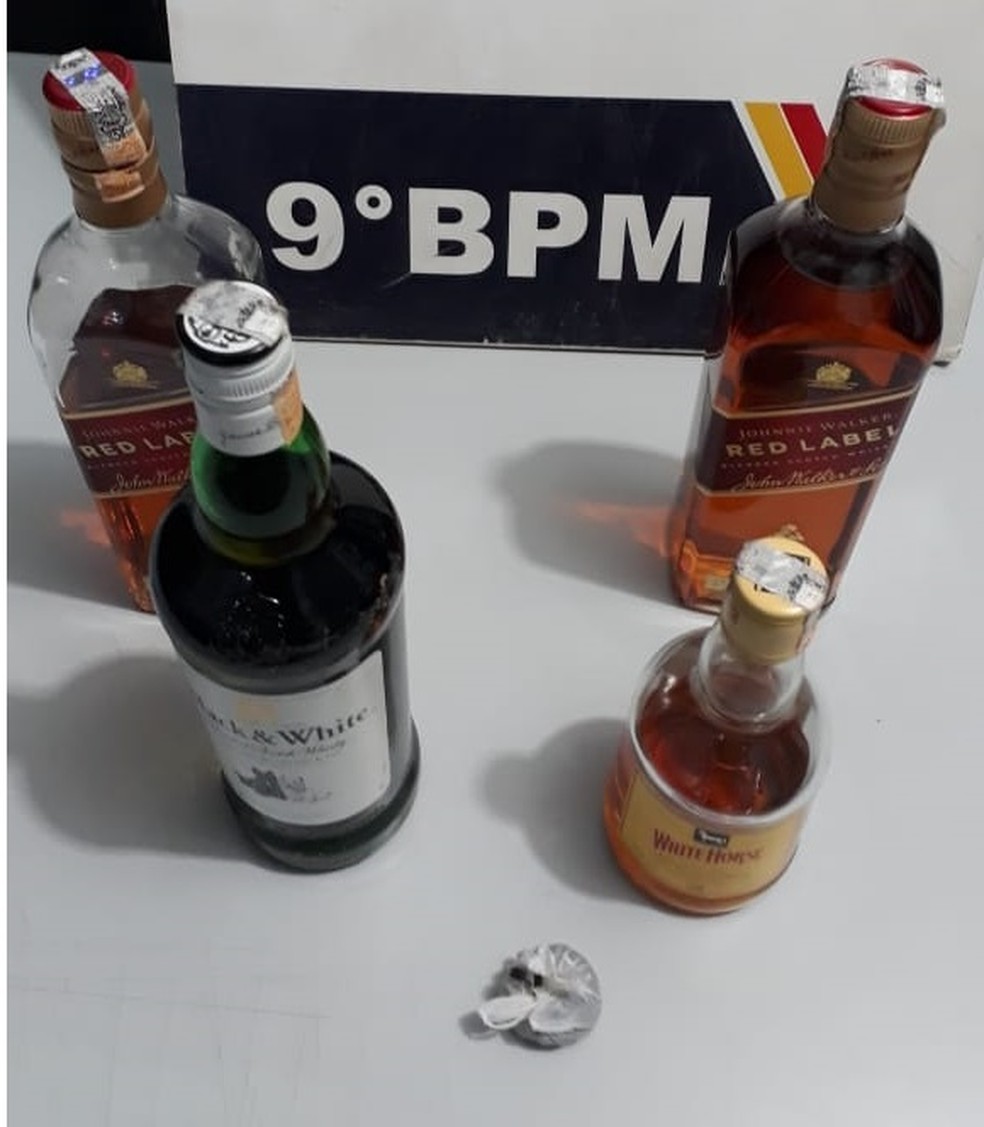 Foram encontradas garrafas de bebida e droga na suíte do motel em Cuiabá — Foto: Polícia Militar de Mato Grosso