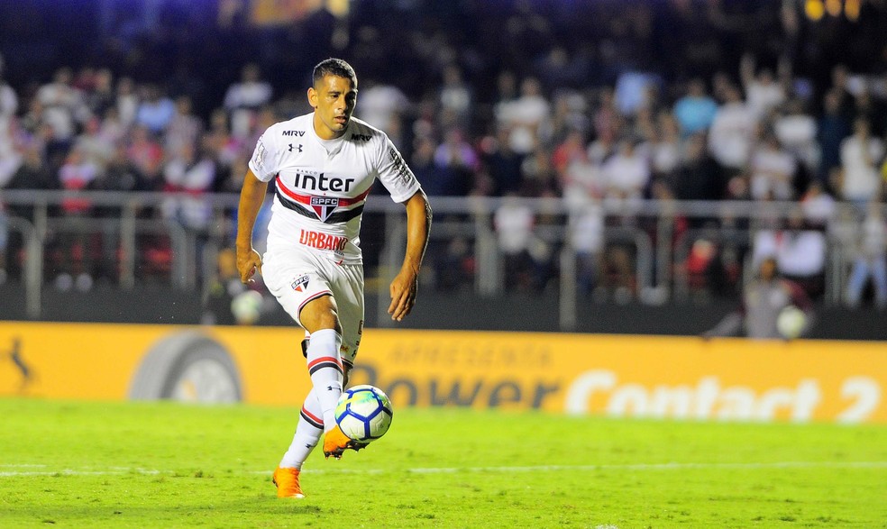 Diego Souza em ação contra o Atlético-PR; retorno após dois jogos sem ser relacionado no São Paulo (Foto: Marcos Ribolli)