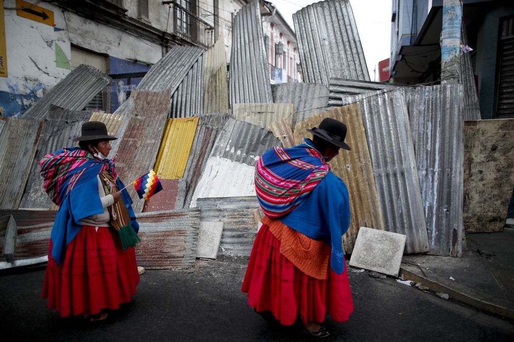 Manifestantes de origem indígena pró-Evo Morales param em frente a barricada montada no centro de La Paz, na Bolívia, nesta quinta-feira (14) — Foto: Natacha Pisarenko/AP Photo