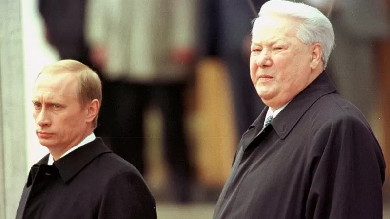 Boris Mints trabalhou para o governo de Boris Yeltsin (direita), mas foi demitido por Vladimir Putin (esquerda) (Foto: GETTY IMAGES via BBC)