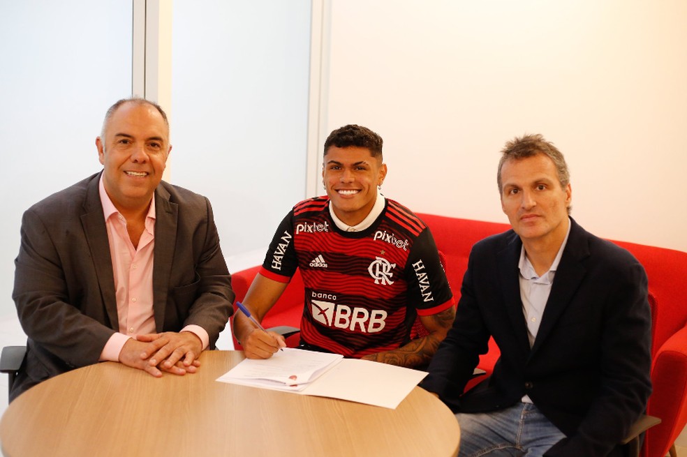 Marcos Braz, Mateus&atilde;o e Bruno Spindel, do Flamengo assinam contrato at&eacute; 2027 &mdash; Foto: Gilvan de Souza / Flamengo