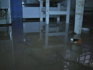 Dentro de residências em Itararé, chão ficou sujo de lama (Foto: Reprodução/ TV TEM)