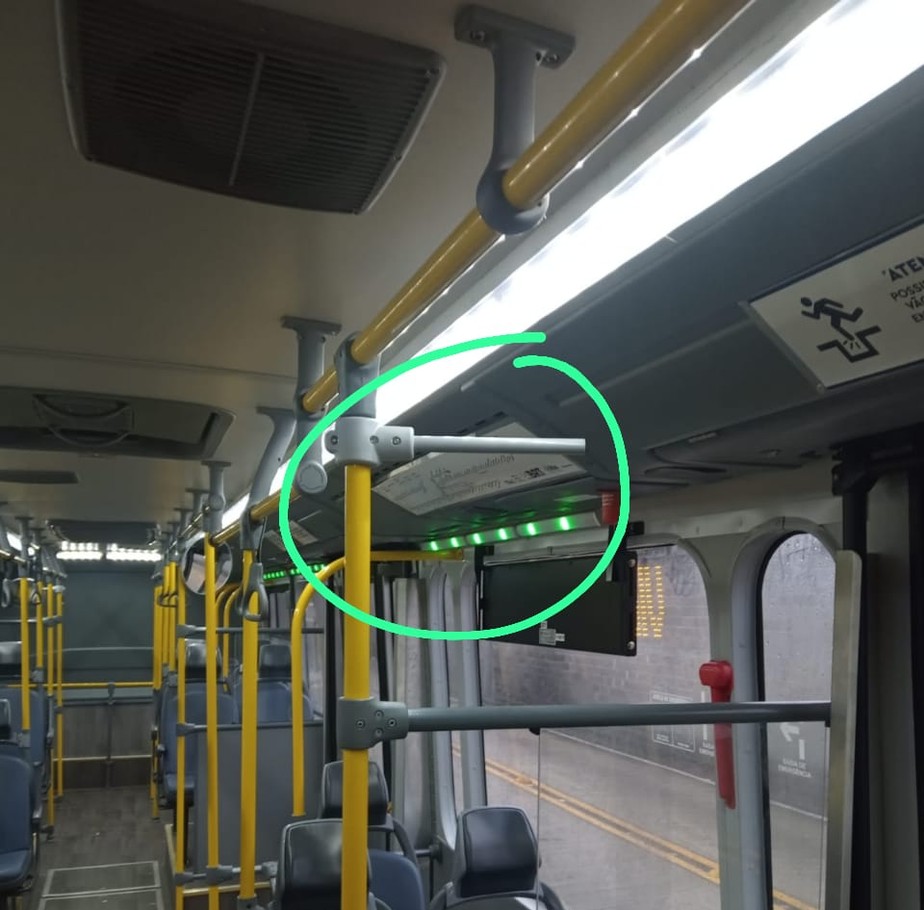 O ônibus, que fazia a linha 51 (Recreio x Vila Militar) no corredor Transolímpica, teve um ferro de sustentação ligado ao balaústre arrancado e furtado, Além disso, um retrovisor interno, próximo a uma das portas, também foi arrancado.