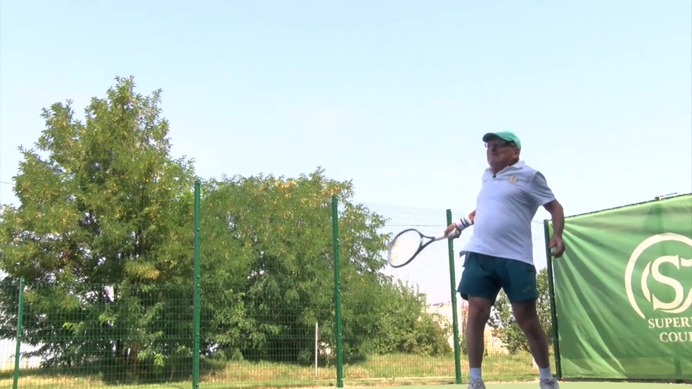 Leonid Stanislavsky, de 93 anos, é o jogador de tênis mais velho da Ucrânia, segundo o Registro Nacional de Recordes da Ucrânia. (Foto: BBC)