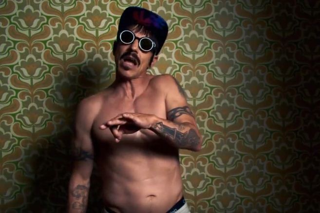 Anthony Kiedis canta e faz dancinhas 'peculiares' em novo clipe do RHCP (Foto: Reprodução)