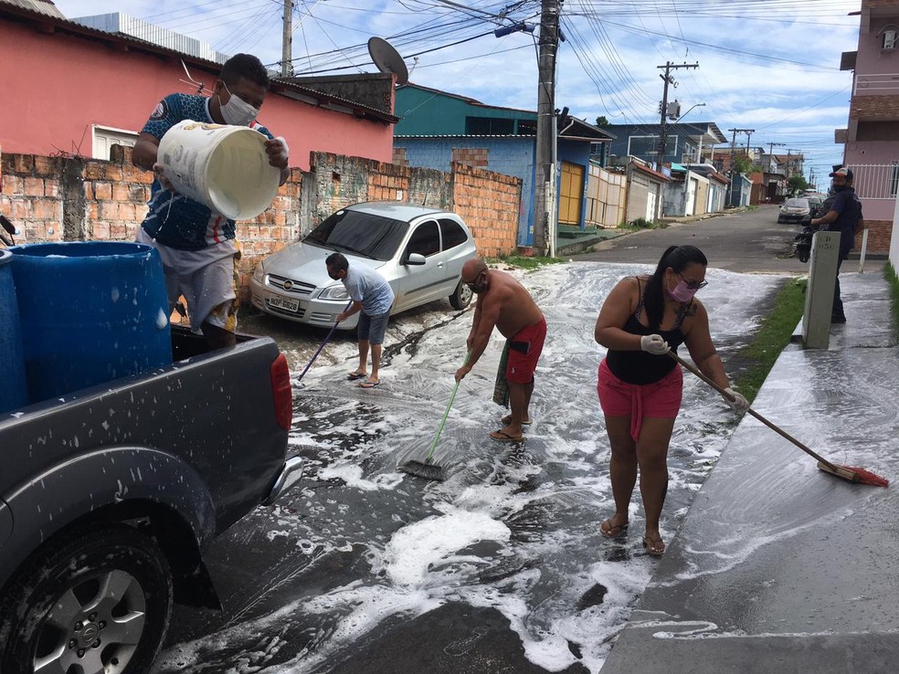 Vizinhos reunidos para lavar ruas em Manaus — Foto: Amanda Bulcão/Rede Amazônica