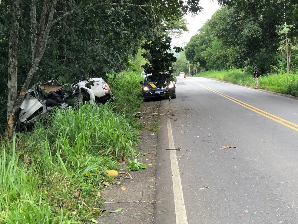 Homem morre e outro fica ferido após caminhonete sair de pista e bater em árvore no sul da Bahia  — Foto: Ubatã Notícias 