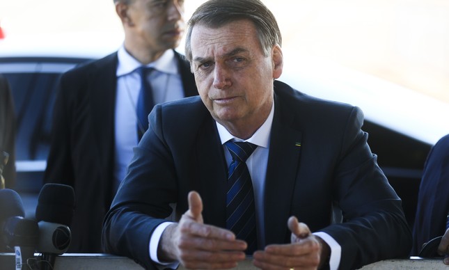 O presidente Jair Bolsonaro dá entrevista a jornalistas no Palácio da Alvorada