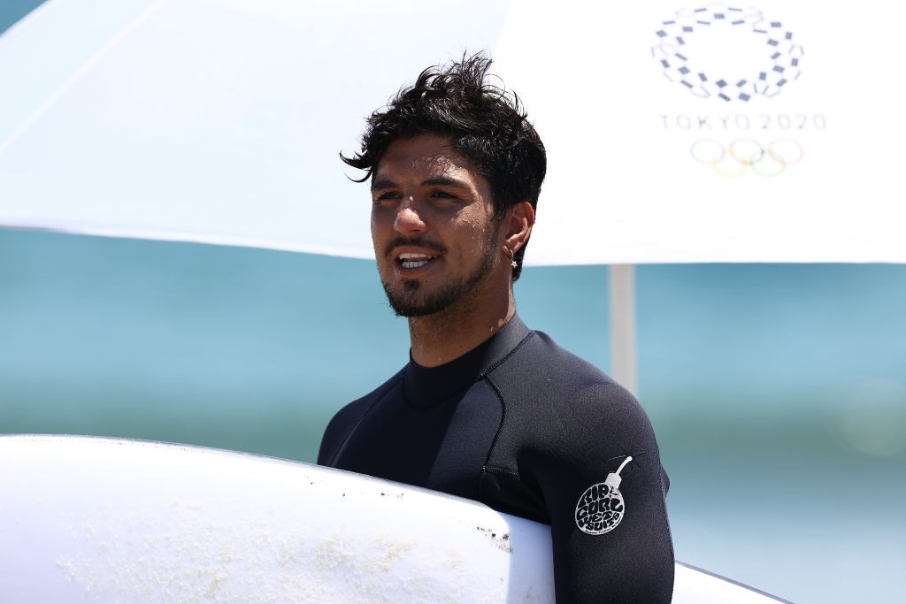 TOKYO, JAPAN - JULY 22: Gabriel Medina of Team Brazil looks on during a practice session at Tsurigasaki Surfing Beach ahead of the Tokyo 2020 Olympic Games on July 22, 2021 in Tokyo, Japan. (Photo by Ryan Pierse/Getty Images) (Foto: Getty Images)