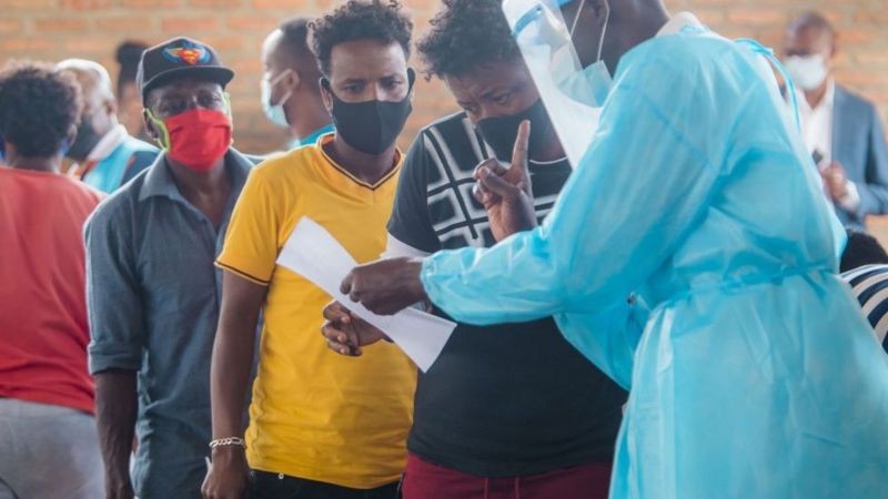 Necessidade de infraestrutura adequada para preservar as vacinas é um dos maiores obstáculos em países com baixas taxas de vacinação, como Ruanda (Foto: Getty Images via BBC News Brasil )