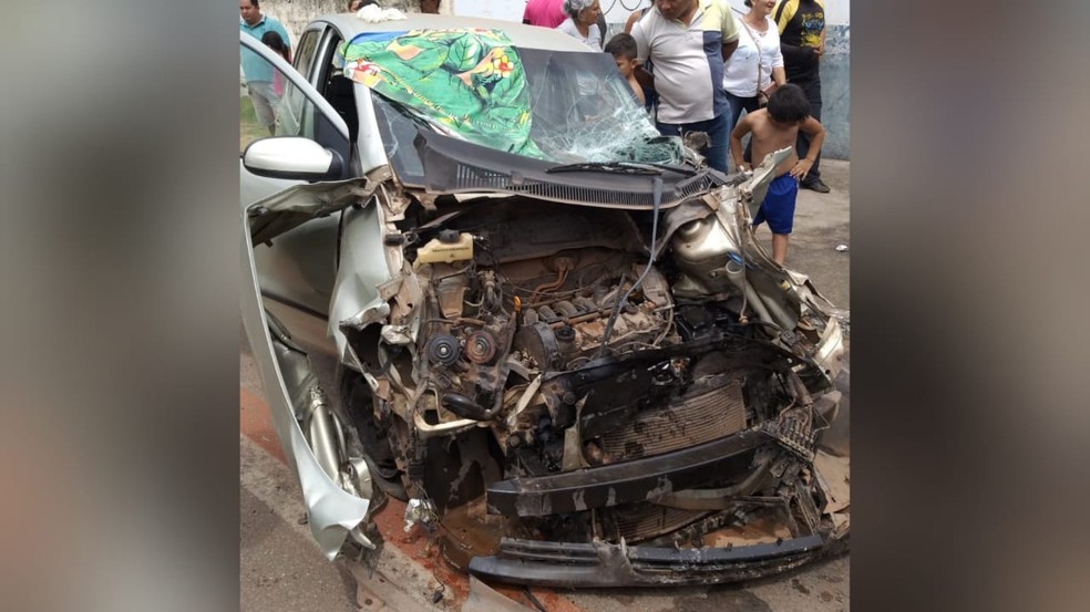 Veículo envolvido em um dos acidentes ficou parcialmente destruído — Foto: Bena Santana/94 FM