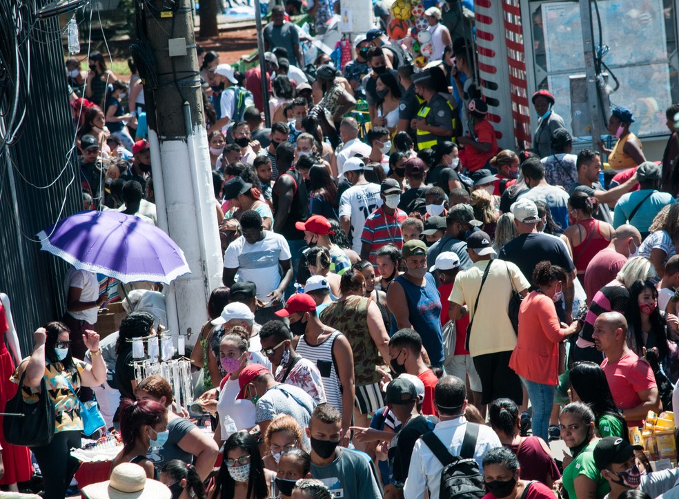 Faltando menos de uma semana para o natal, consumidores lotam a região de comércio popular do Brás, no centro de São Paulo, neste sábado (19). Mesmo em meio ao aumento de casos de covid-19 na cidade, a aglomeração de pessoas é grande na região.  — Foto: ROBERTO COSTA/CÓDIGO19/ESTADÃO CONTEÚDO