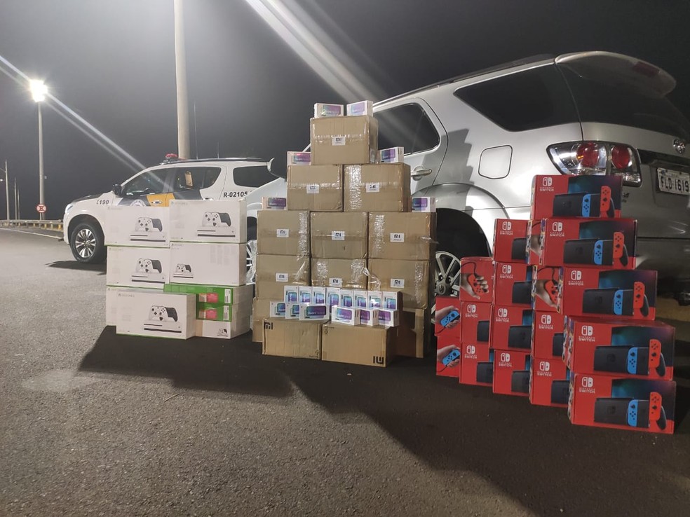 Polícia apreende produtos eletrônicos contrabandeados avaliados em R$ 300 mil em Pongaí — Foto: Polícia Rodoviária/Divulgação