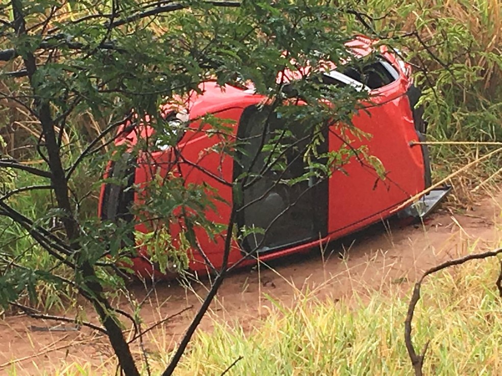 Carro caiu em ribanceira, em Ouro Verde â Foto: Carlos Volpi/TV Fronteira