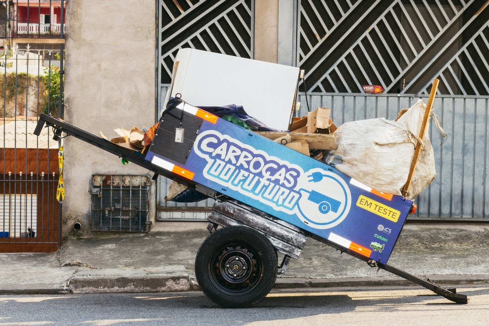 A "carroa do futuro" consegue transportar 200 kg a mais de sucata do que uma convencional  Foto: Vitor Jardim