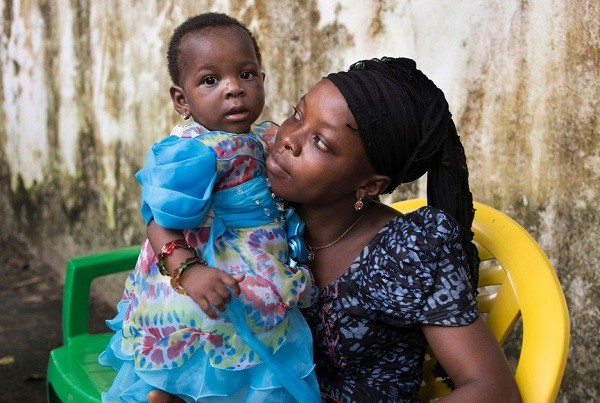 Nubia e sua tia Mabinty Soumah em Conacri, Guiné (Foto: Reprodução/Médicos Sem Fronteiras)