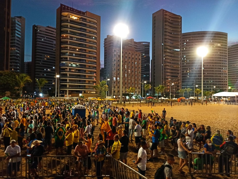 Público reunido no Aterro da Praia de Iracema onde acontece a Marcha para Jesus — Foto: Alessandra Castro