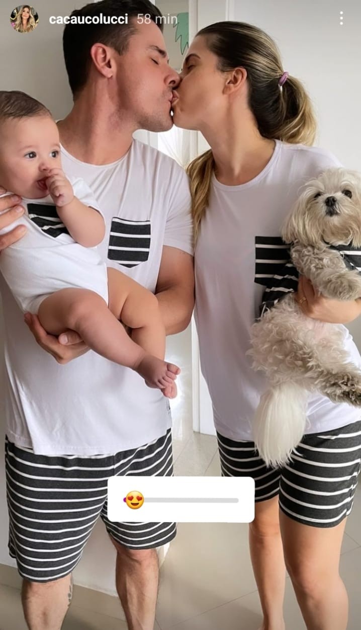 Cacau Colucci combina pijama com marido, filho e pet (Foto: Reprodução/Instagram)