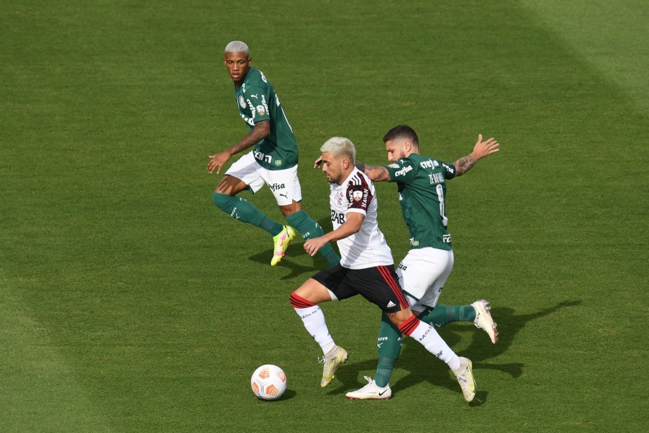 Arrascaeta e Zé Rafael, do Palmeiras AFP