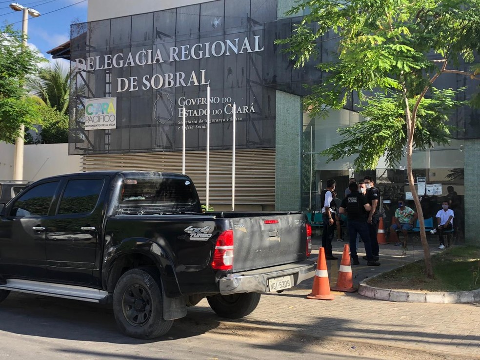 Presos estão sendo levados para a Delegacia Regional de Sobral. — Foto: Mateus Ferreira/ SVM