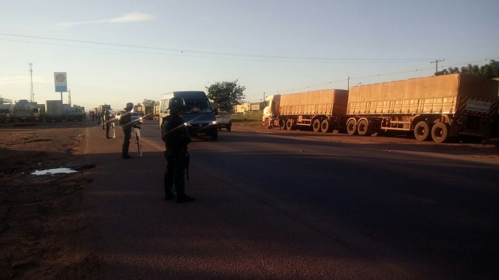 Militares do Exército e policiais rodoviários desocupam trechos bloqueados por caminhoneiros no Distrito Industrial, em Cuiabá (Foto: Brígida Mota/TVCA)