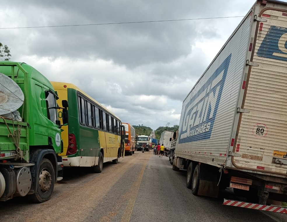 Caminhões e ônibus formaram filas quilométricas na BR-364, no trecho entre Feijó e Manoel Urbano — Foto: Raimundo Accioly/Arquivo pessoal