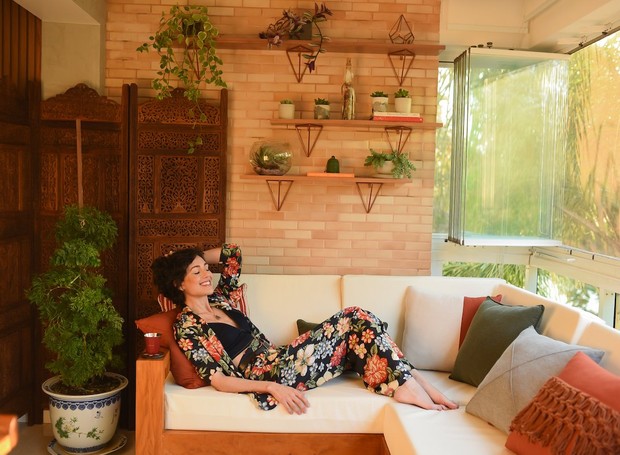 Priscila queria um espaço integrado para relaxamento e meditação. Objetos decorativos da Éntona Decor e almofadas da Brisa Home (Foto: Matha Fotografia / Divulgação)