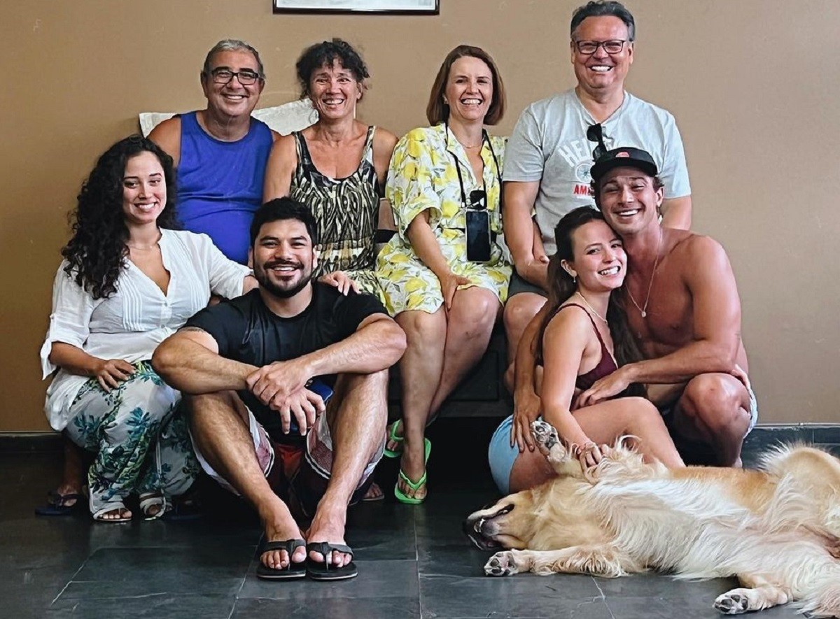 Larissa Manoela e André Luiz Frambach reúnem famílias para foto (Foto: Reprodução/Instagram)
